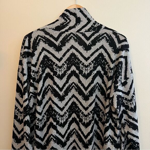 😊 3/$30
NWT 1X Long Knit Cardigan by Brittany Black grey/black chevron pattern - Picture 11 of 13